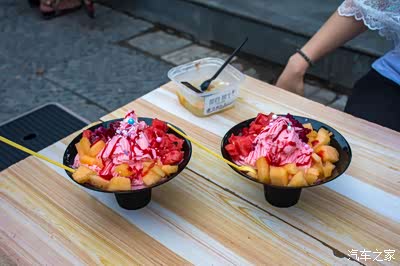 大碗冰淇淋在这盛夏是最让人痛快淋漓的了