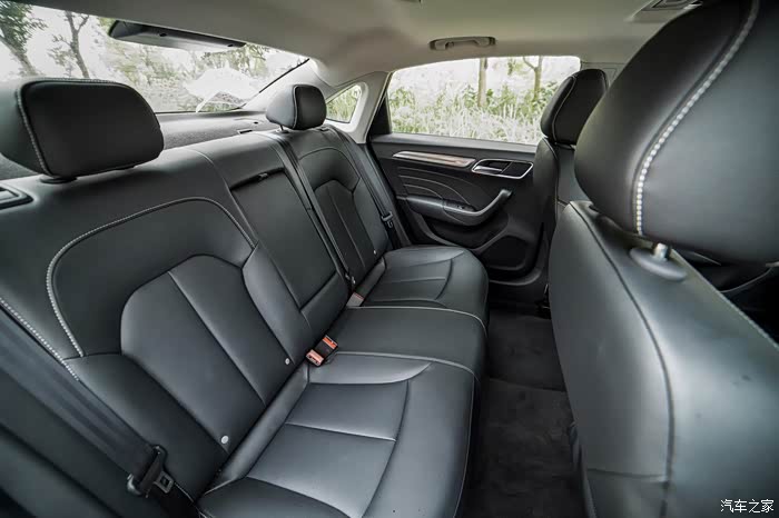 小团看世界性感小姐姐驾荣威i6plus揭秘宁波别样风情