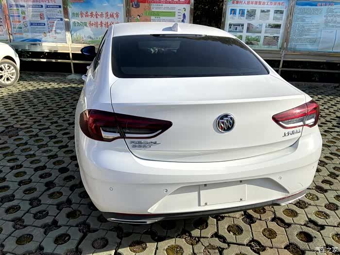 别克君威552t精英版,线条流畅,识别度很高.