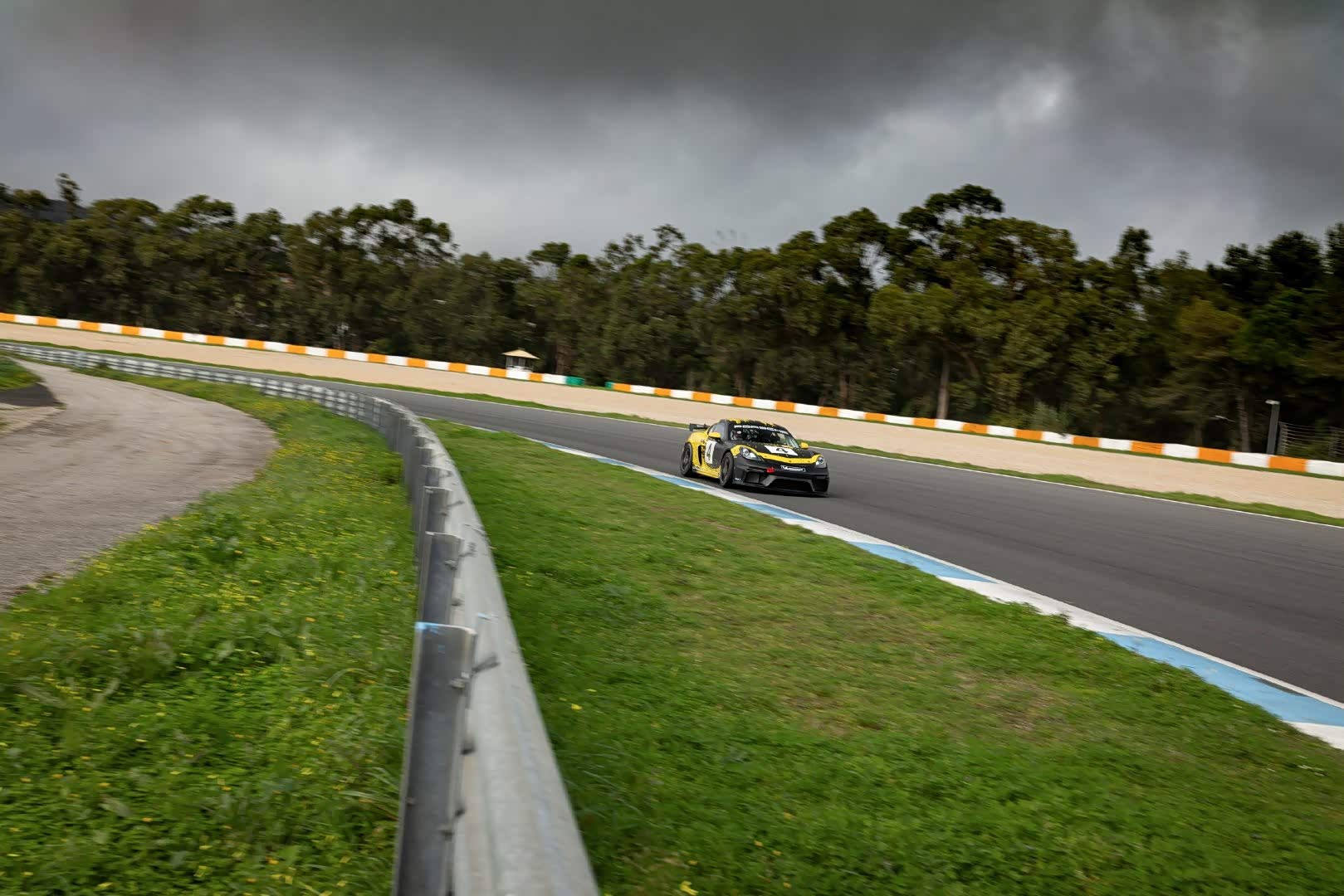 赛道涂装的保时捷718,他的实力超群