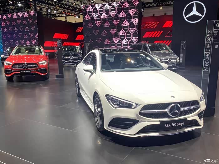 云欣赏成都车展上的奔驰展台