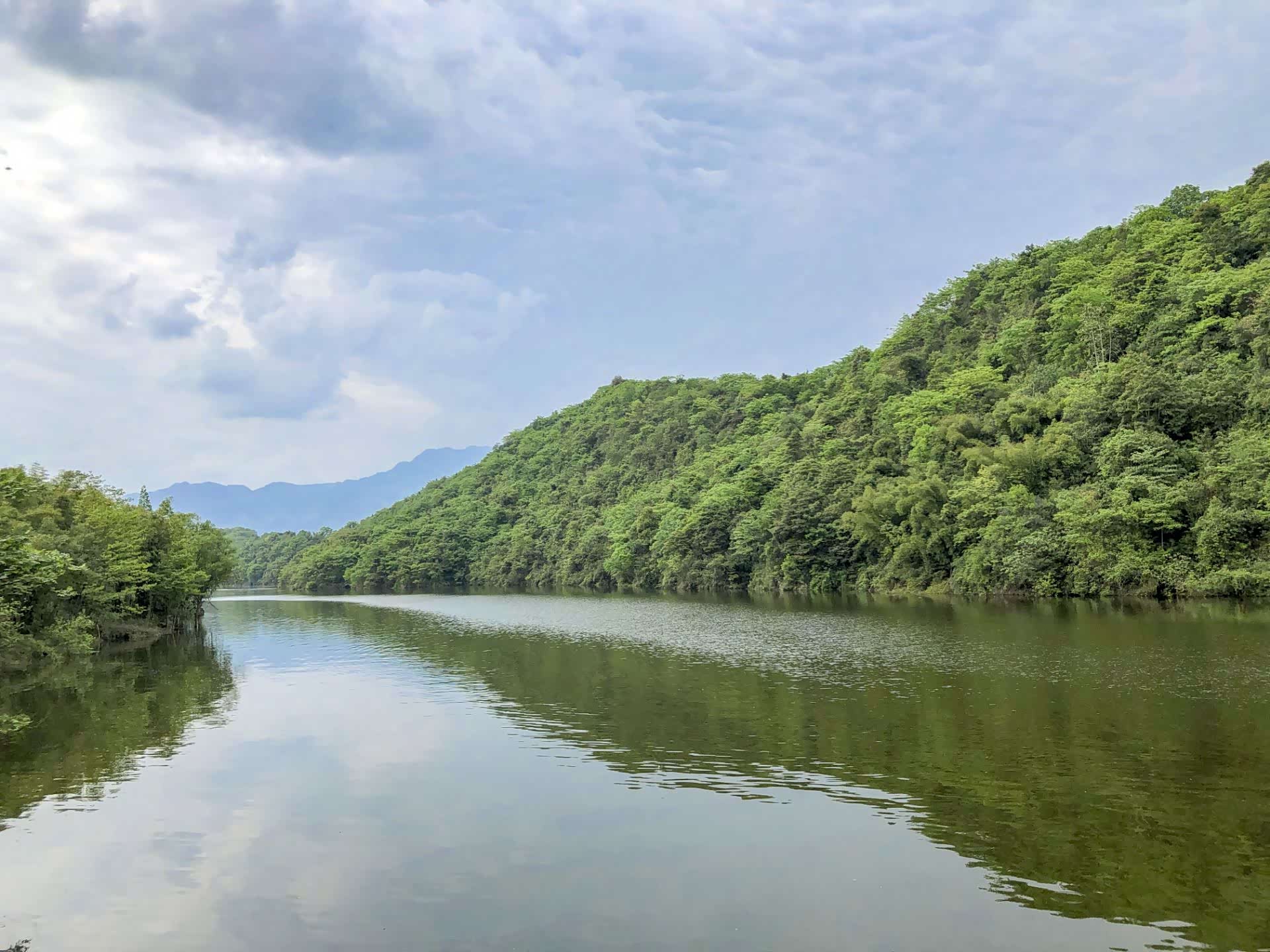 游山玩水,乐在其中,到最美的地方,感受青山绿水,蓝天白云.