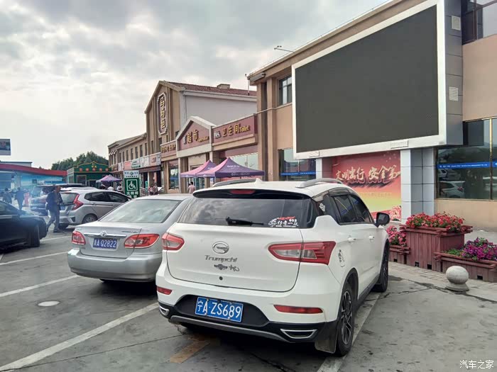 马场垣服务区暂作休息的大白