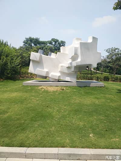 魔方块,这么大一个,我儿子如果今天一起来了肯定又要上去耍了,可惜他