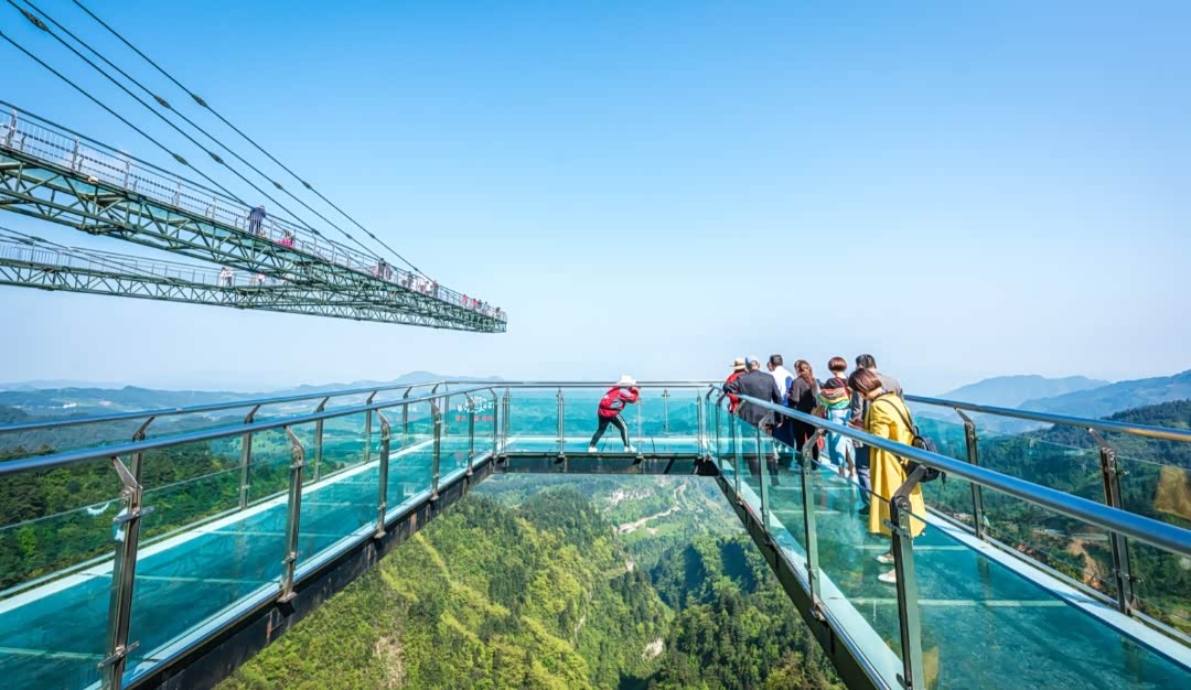 去看看另一个世界崖壁之上的云端廊桥