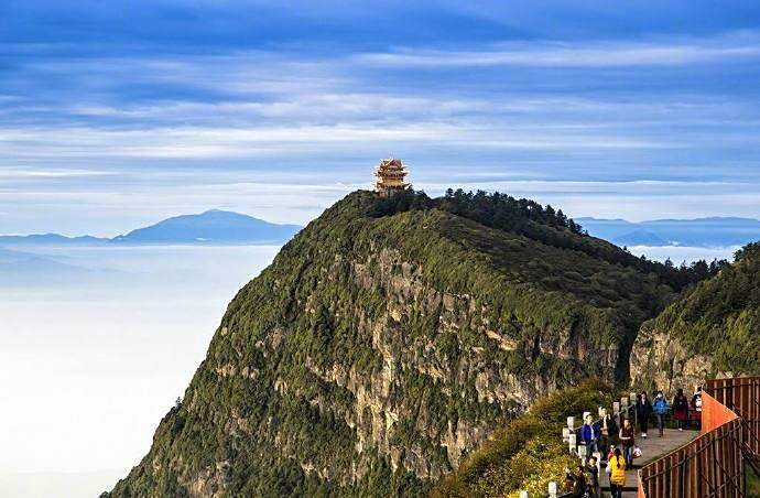 峨眉山是中国四大佛教名山之一景色优美
