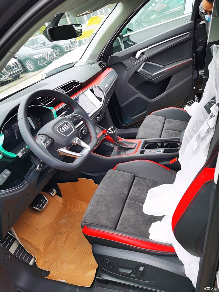 奥迪q3 40动感 天云灰 亮黑包 黑红内饰 金属脚踏