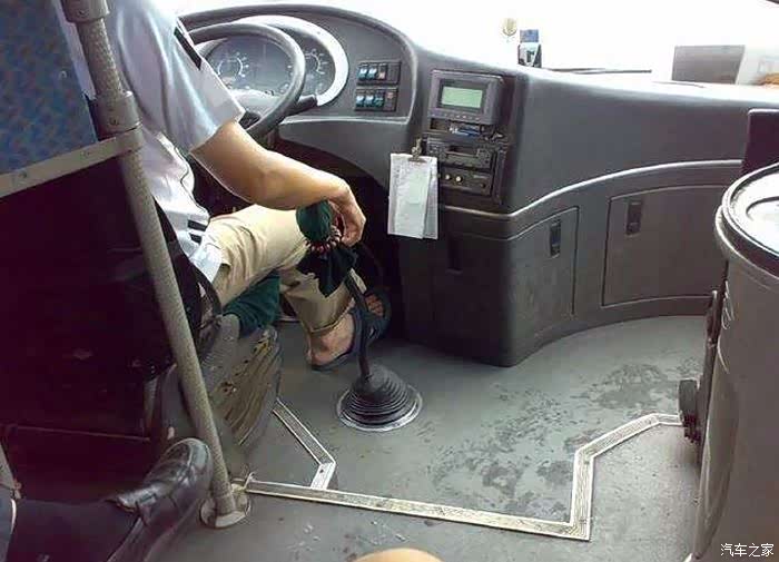 光脚开车有没有违反交通规则,注意开车环境很