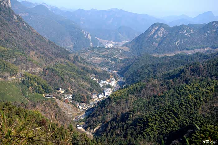 这是站在美女峰上拍摄的上梓洲村,也是我们住宿的地方.