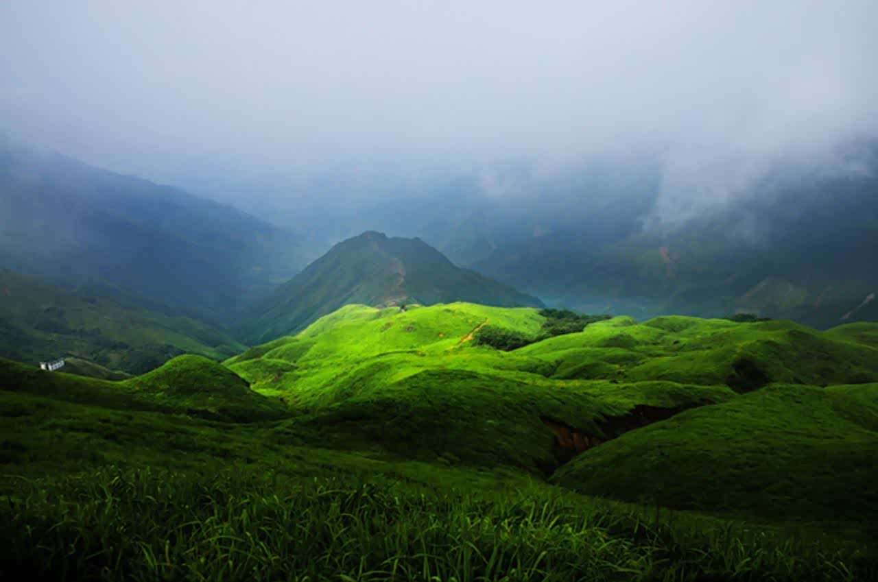 越城岭山势陡峭山岭上有高山草甸