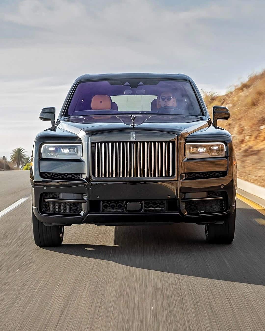 劳斯莱斯库里南bb版,细节上进行动感黑化处理.