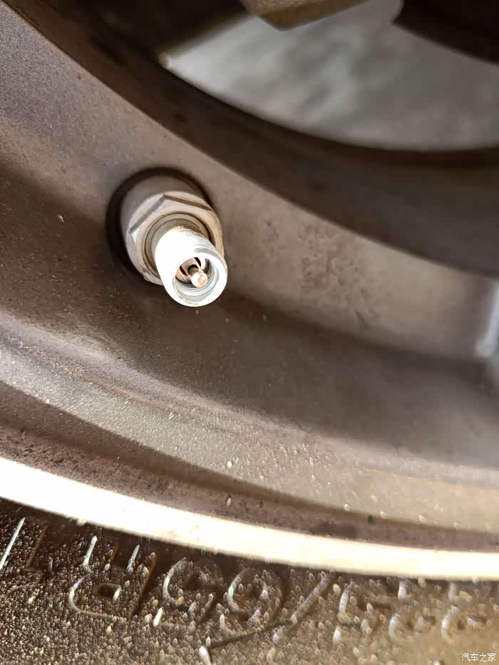 拔掉气门芯.中间那个可以手动放气.