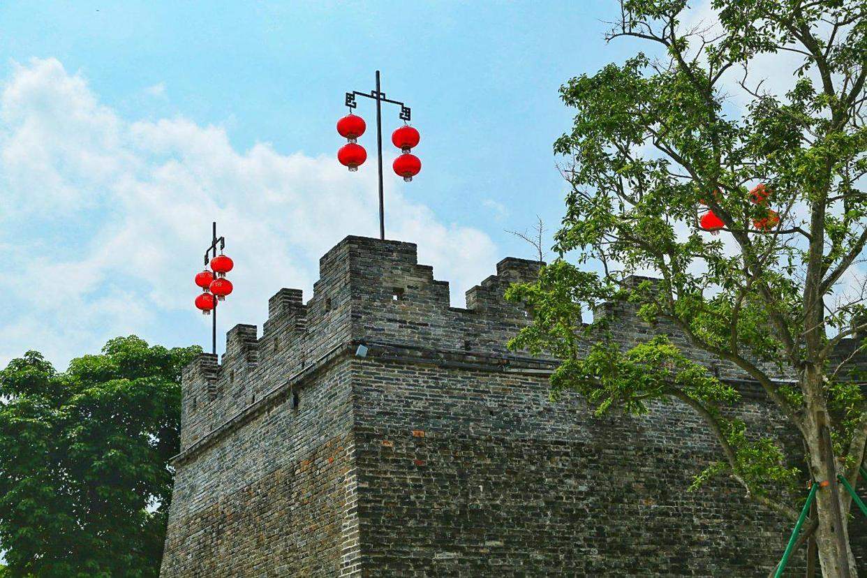 肇庆古城墙是一座体现宋代汉族建筑风格的标志性建筑