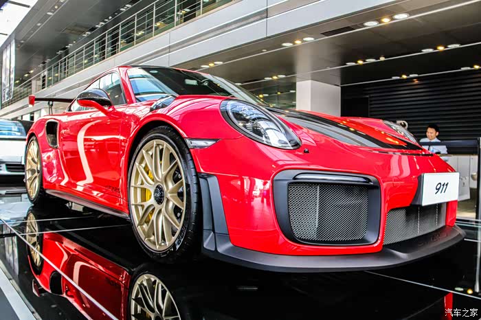 那天从保时捷展厅回来后,我做了一个梦(红黑911gt2rs)
