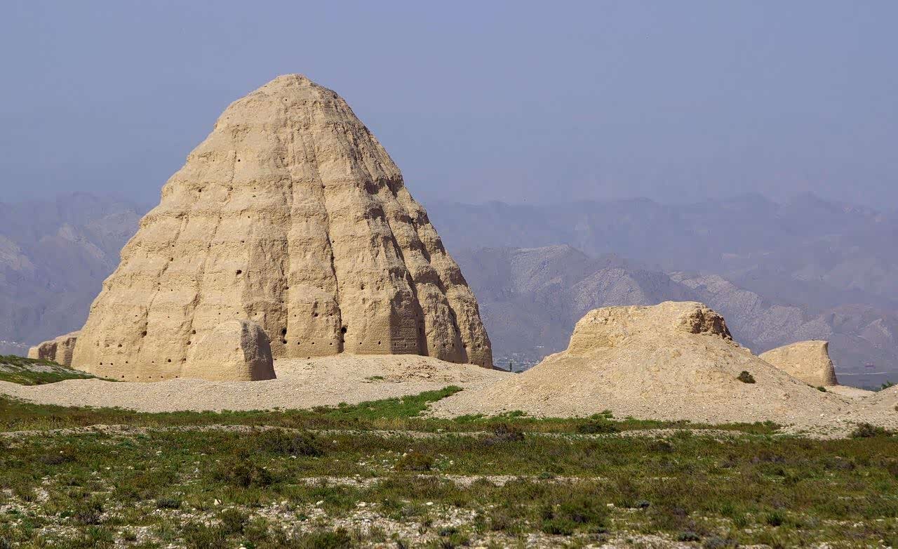 站在苍凉的贺兰山麓远望西夏王陵的身影