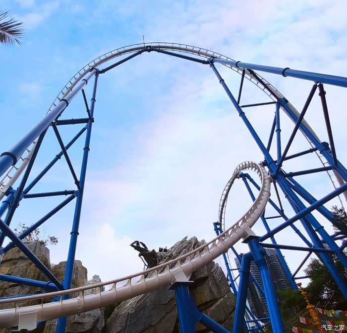 云霄飞车过山车,那刺激的感觉,哈哈,太爽啦!就是排队有点久.