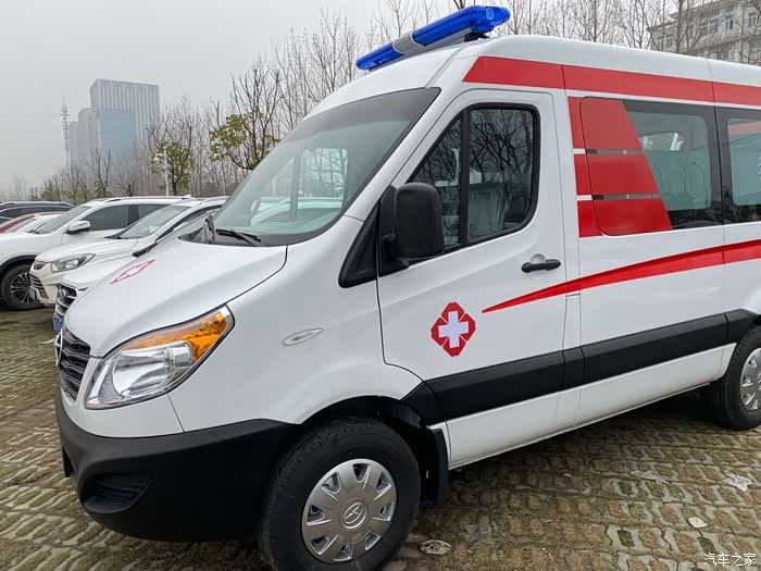 停车场里看到了辆星锐救护车