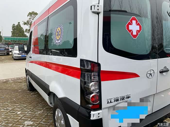 停车场里看到了辆星锐救护车