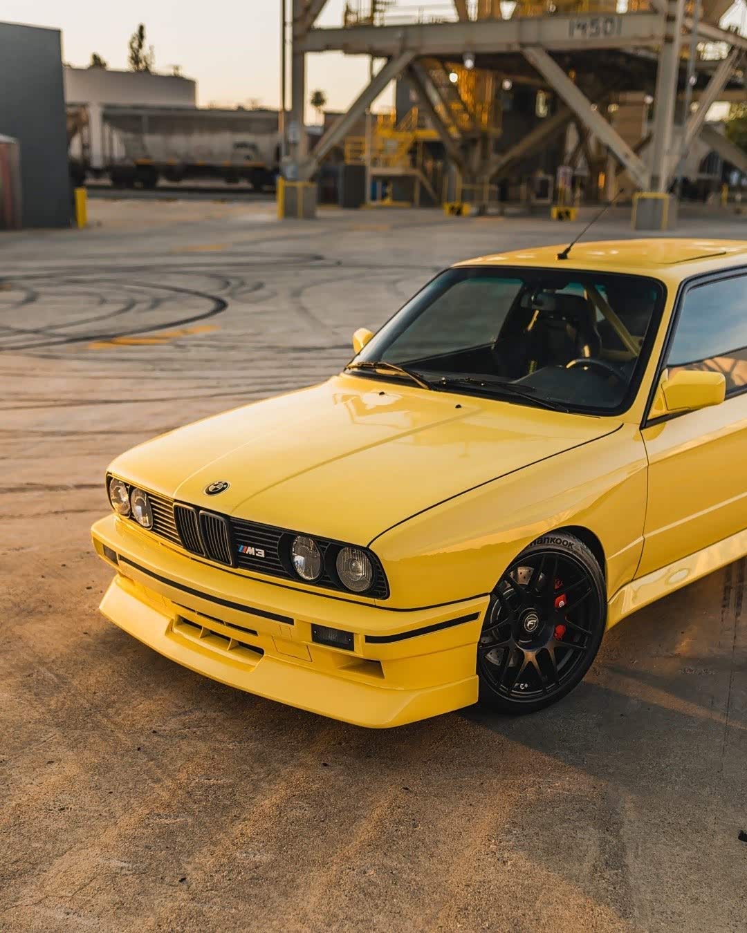 89年的bmw e30宝马m3,不仅外观好看还有不错的动力.