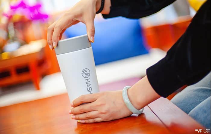 早上起来,水果随意切一切,榨个半分钟,盖上盖子就能直接拿走去上班啦