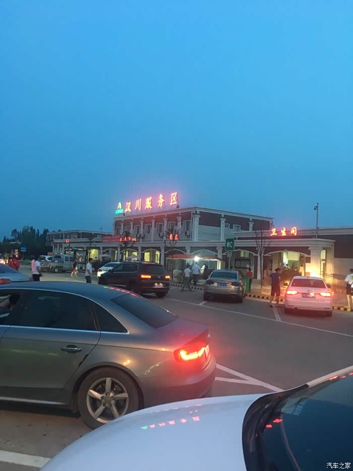 炎炎夏日酷酷的小白与我一起和美女约会