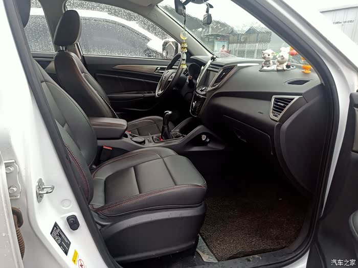 副驾驶室也是很宽松的,脚伸直坐下,很是舒心!