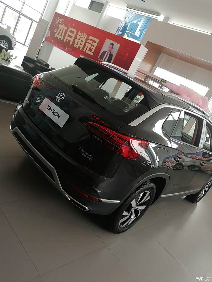 展厅的黑色探岳 尾部造型很运动