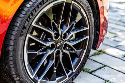 炫酷姿态,你的z世代——性感小姐姐与起亚全新k5凯酷亲密接触