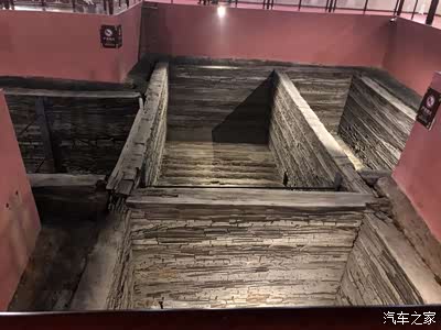 曾侯乙墓是战国早期曾侯乙的一座墓葬,位于湖北随州城西两公里的擂鼓