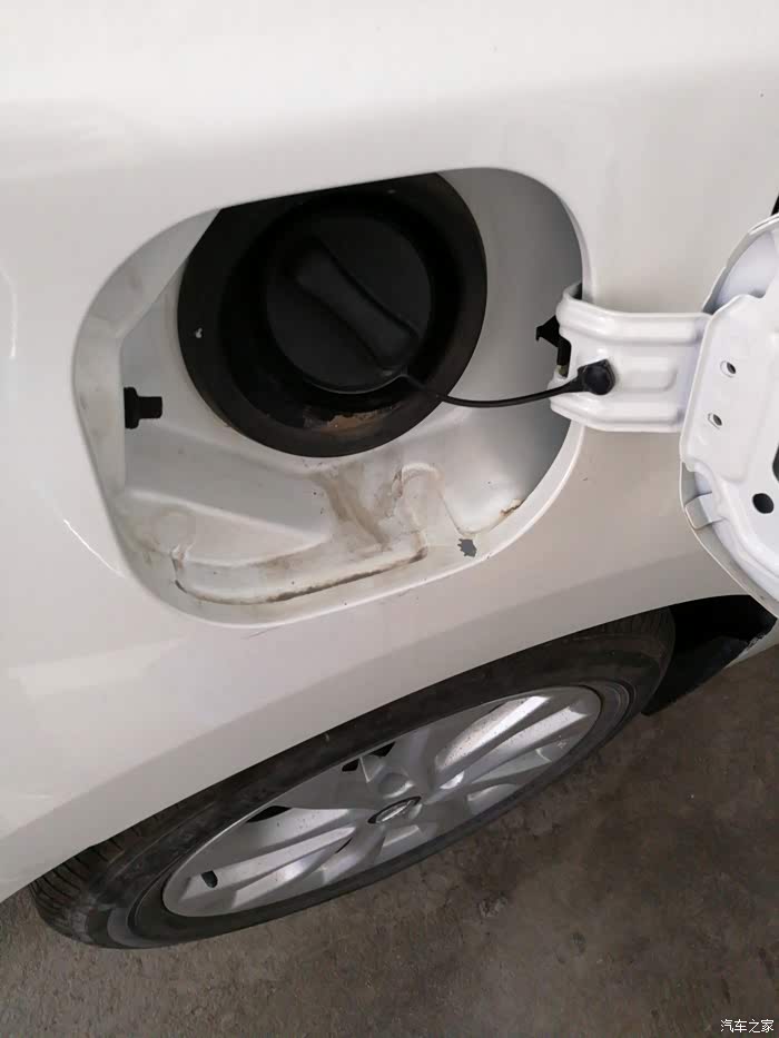 17年新轩逸油箱盖处车漆自然脱落