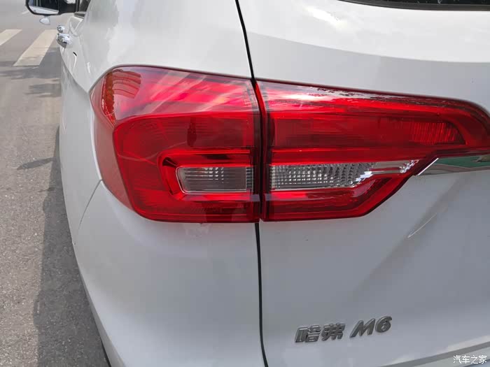 尾灯也是比较方正的设计,比较耐看,要是不突出应该会更好看