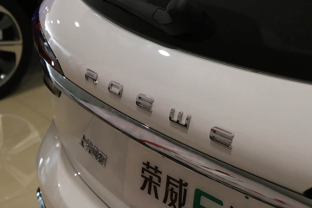 车屁股后面没有车标,只有荣威的英文字母.