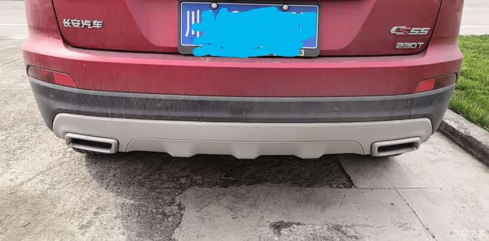 黑色保险杠下沿采用了银色护板,排气上运用了双边单出式尾排,显得劲爆