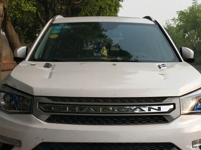 经典一代cs75车头车标使用了长安两字的英文字母,看起霸气得很