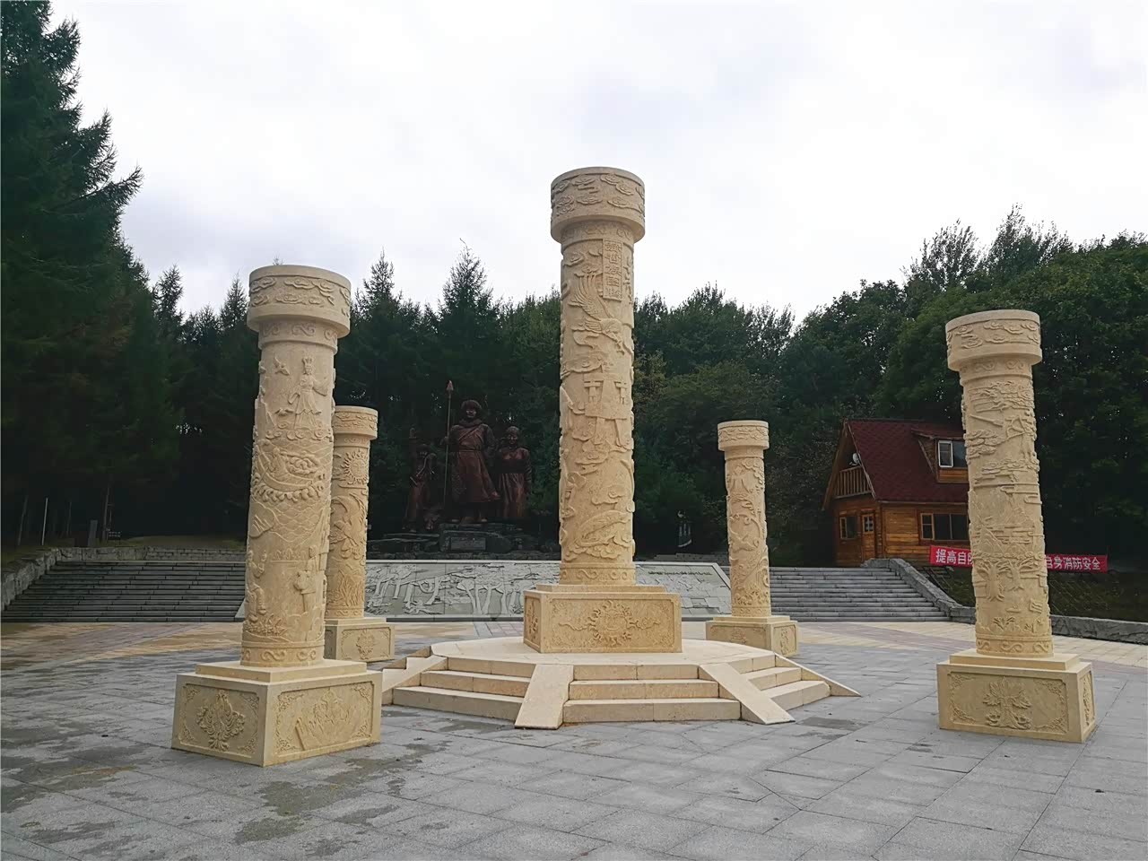 这门口广场图腾柱