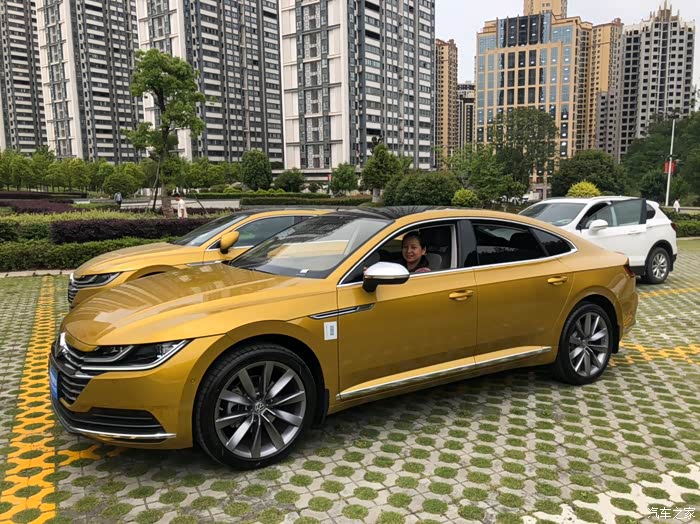 感觉轮毂的颜色有点不对啊,这个是银色的,我的原厂的是枪灰