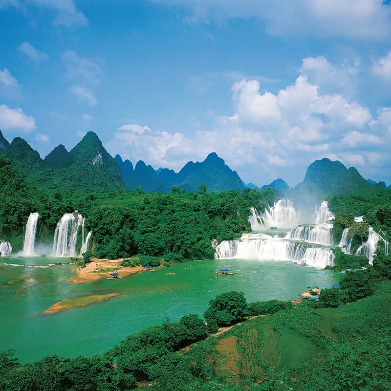 远离喧嚣的城市走进大自然青山绿水感受蓝天白云碧水