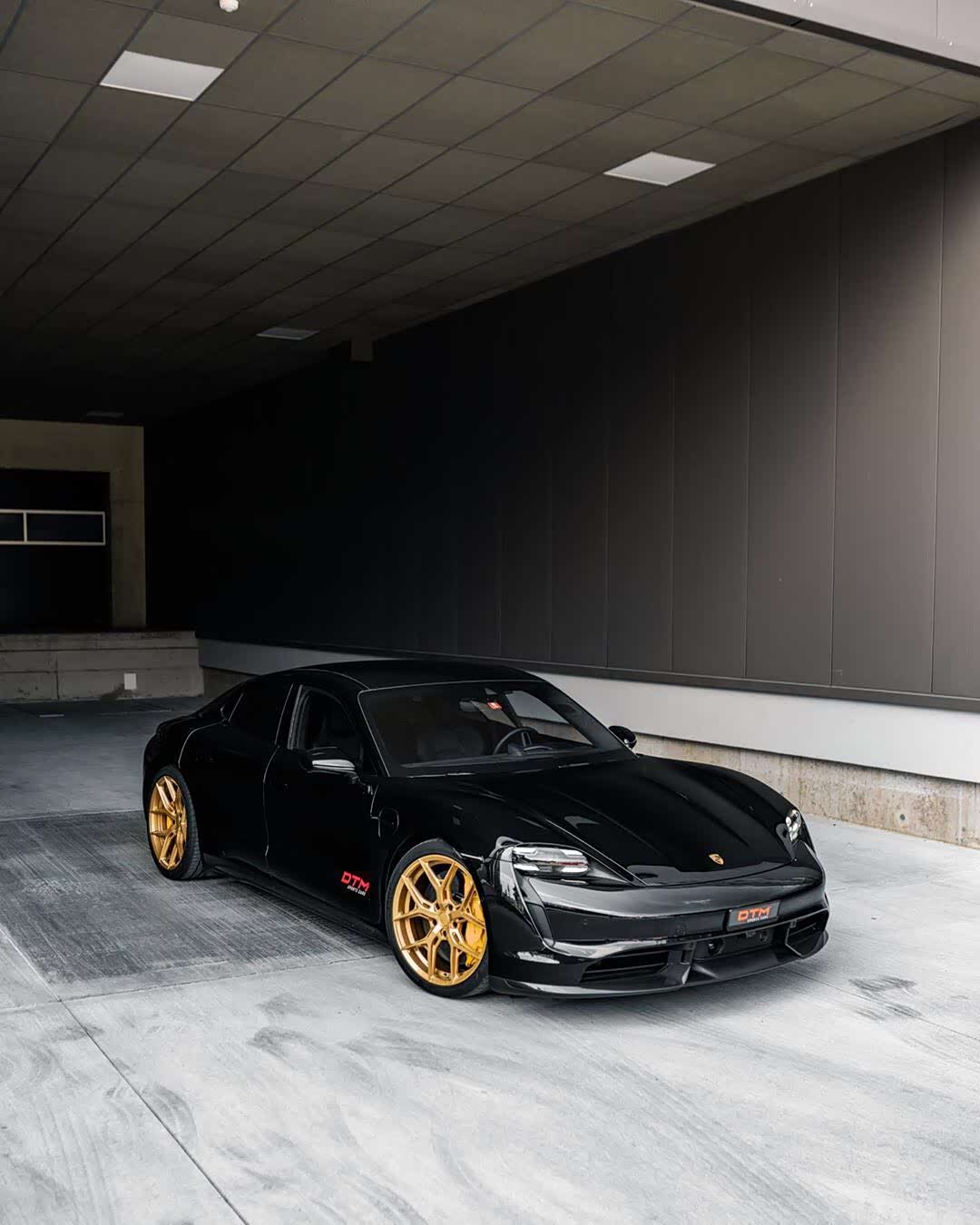 【图】这也算黑金风吧,毕竟轮毂是金色的_taycan论坛_汽车之家论坛