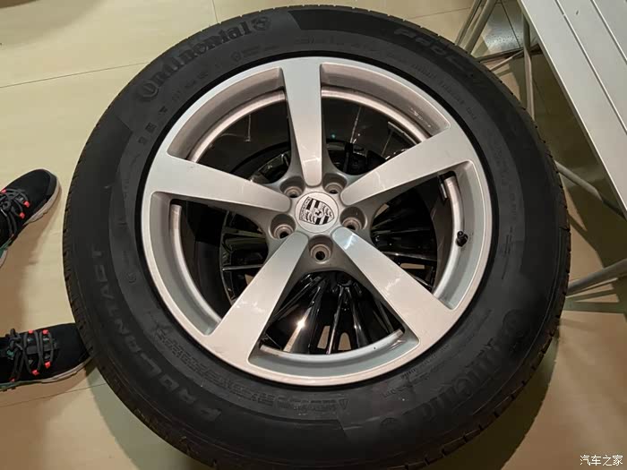 macan原厂五幅18寸轮毂轮胎