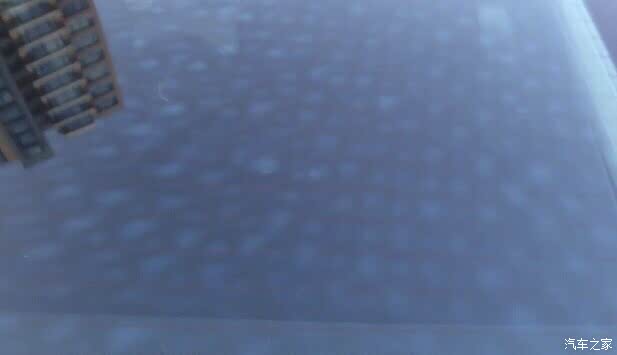 320lim后档风玻璃有白色应力斑