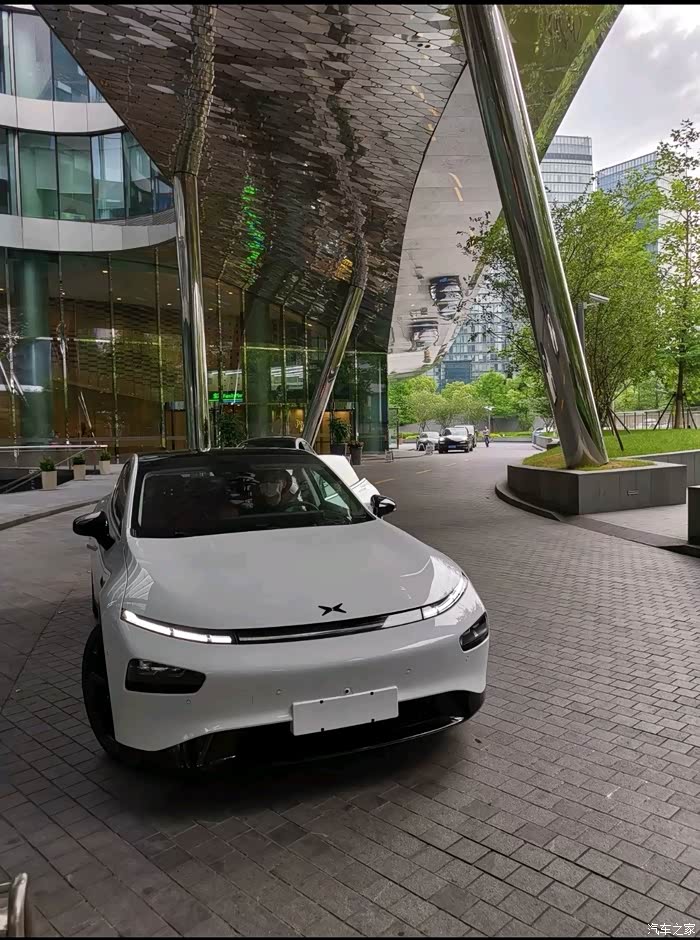 白色小鹏p7