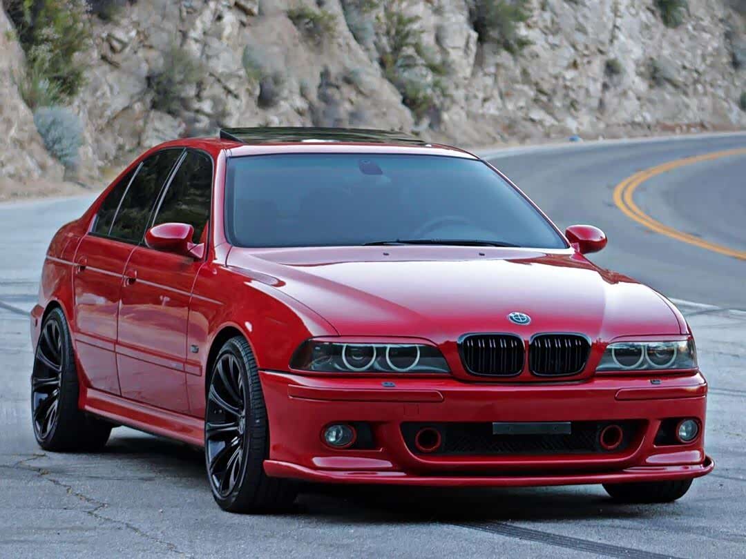 宝马e39m5鲜红色经典老车就像红酒那样越久越有味
