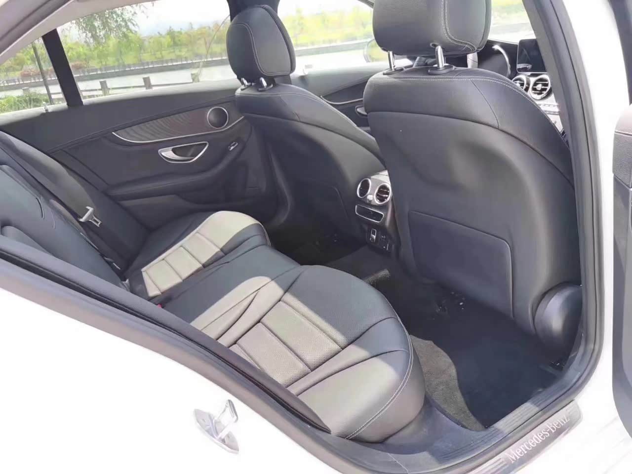 微贴:奔驰c260l运动版,分段式全景天窗,运动外观套件