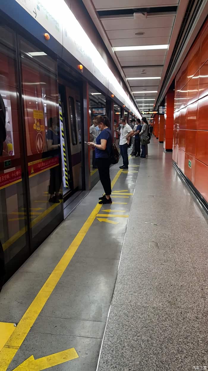 一大早起来坐地铁赶往高铁站.