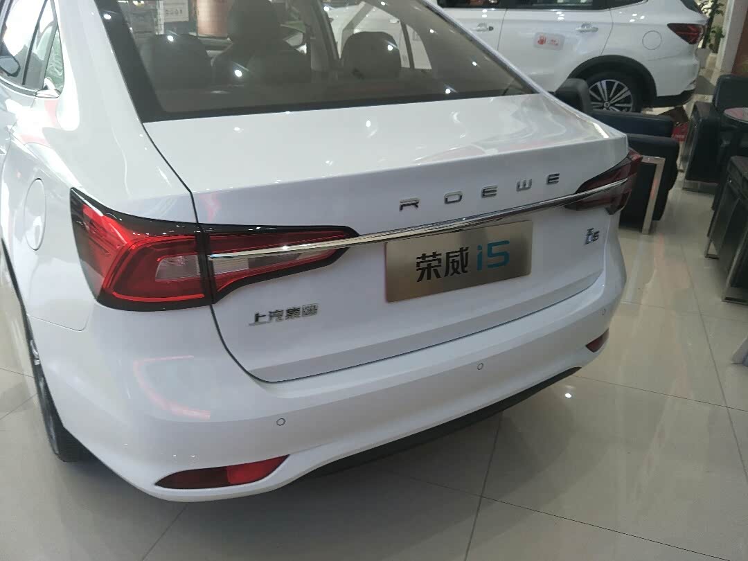 尾部亮条贯穿,加上荣威的专用字母,很漂亮