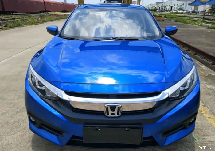 前脸的线条十分有层次感,具有视觉冲击力,因此,也被称为"史最帅的思域