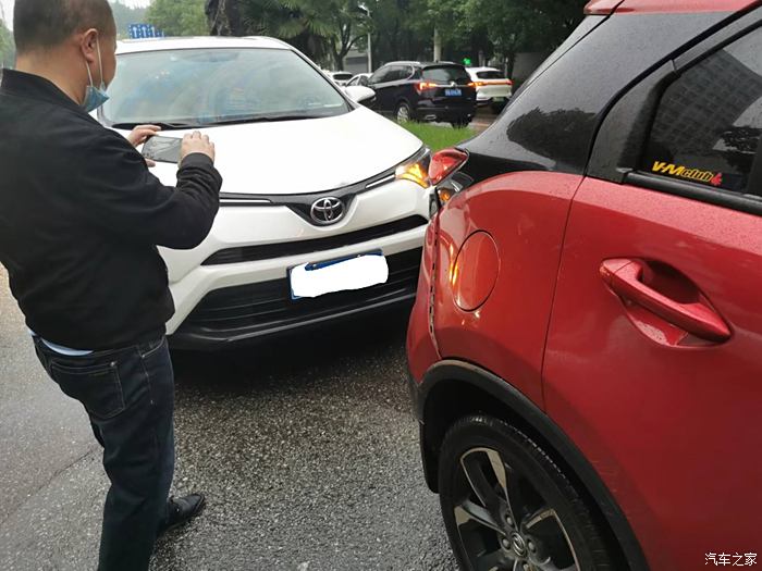 第一次追尾大家雨天一定要保持车距及时刹车