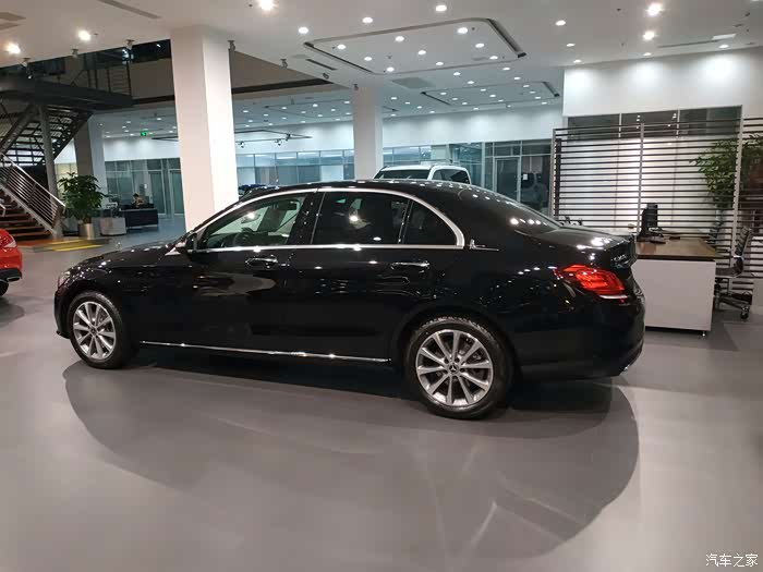 19款奔驰c260l黑色立标98年小伙简单提车作业坐标上海