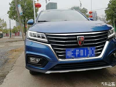 红黑双狮车标巨帅,英超看得多,所以没有距离感,下方保险杠银色横条是