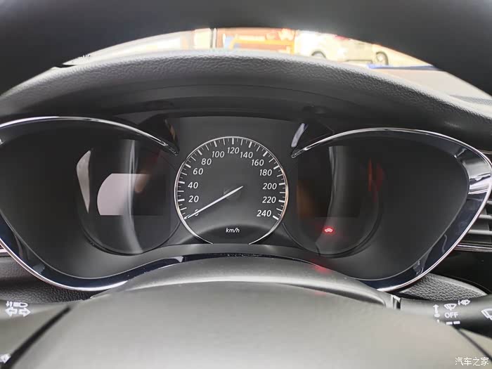 仪表显示屏改了,跟之前的低配一样的了,不过个人还是喜欢18款的仪表盘